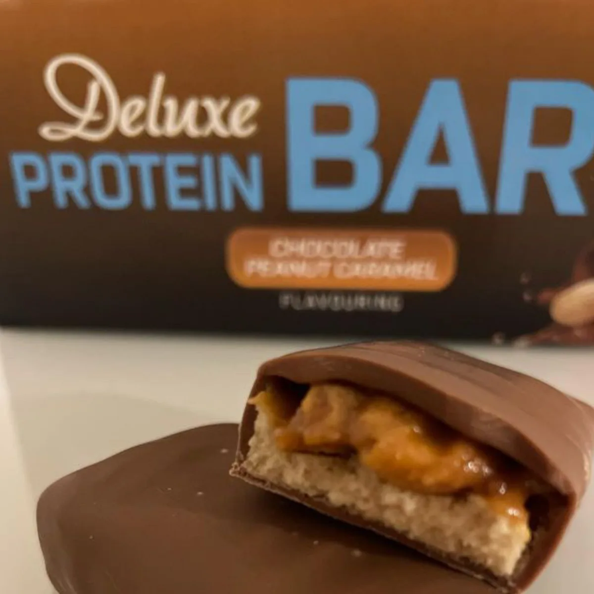 Deluxe Protein Bar (12x50g) Banana Chocolate Flavouring – Bild 7