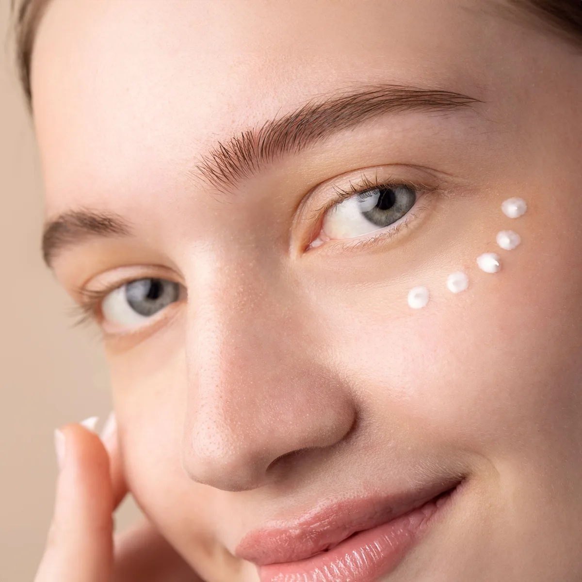 Intensiv Gesichtsserum mit Bio Aloe Vera Saft + Bio Lotosblüte und Hyaluronsäure (30ml) – Bild 4
